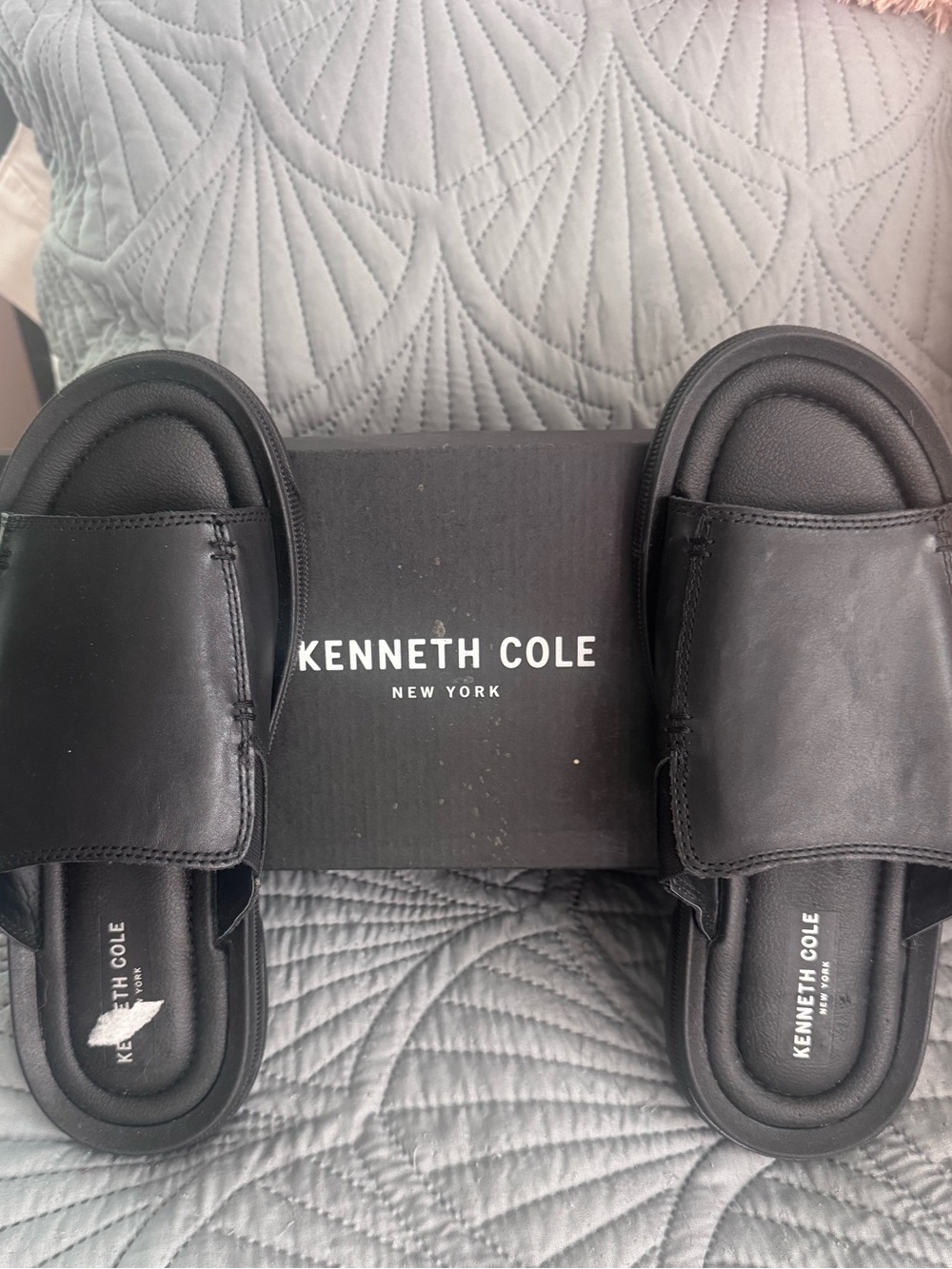 New In Box Men’s Kenneth Cole Black Leather Yard Sandal Size 7